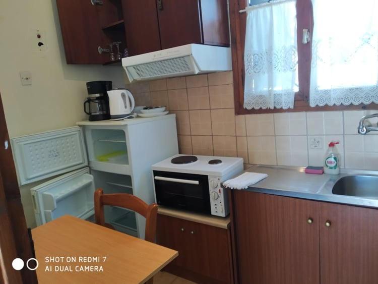 Menelaos Apartments เลโฟกาสโตร ภายนอก รูปภาพ