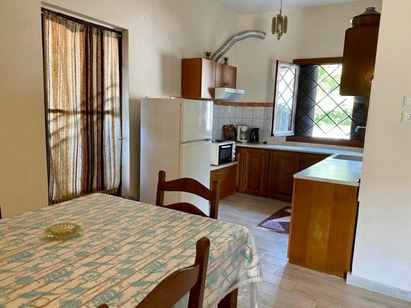 Menelaos Apartments เลโฟกาสโตร ภายนอก รูปภาพ