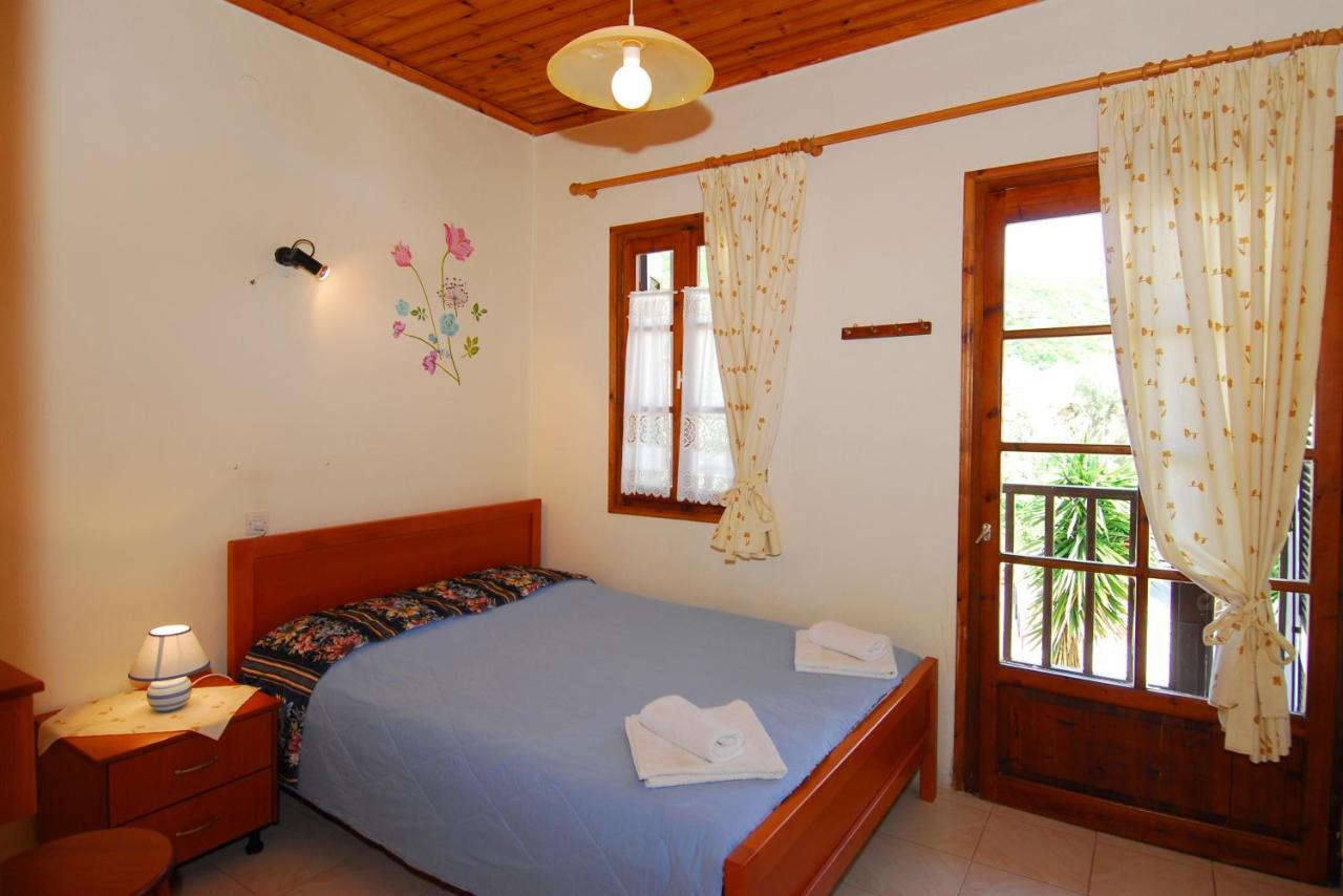 Menelaos Apartments เลโฟกาสโตร ภายนอก รูปภาพ