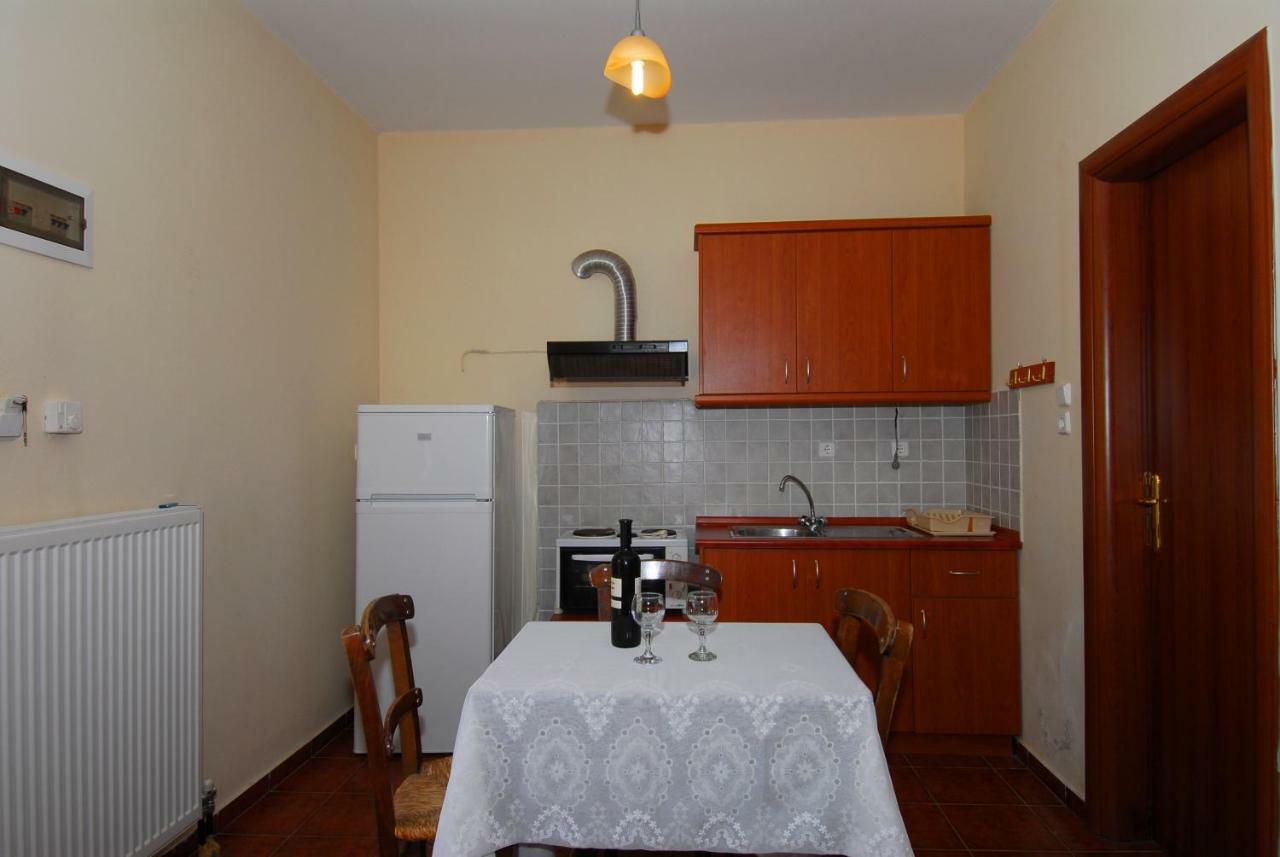 Menelaos Apartments เลโฟกาสโตร ภายนอก รูปภาพ